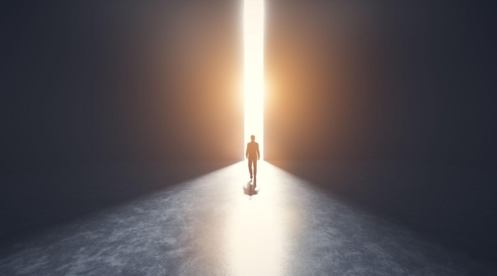 Türen mit Licht im Dunkeln