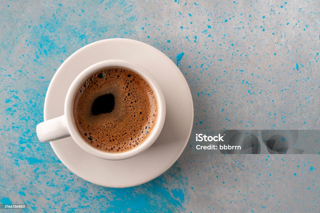 top view cup of coffee on gray blue table with copy space - Royalty-free Koffiekop Stockfoto